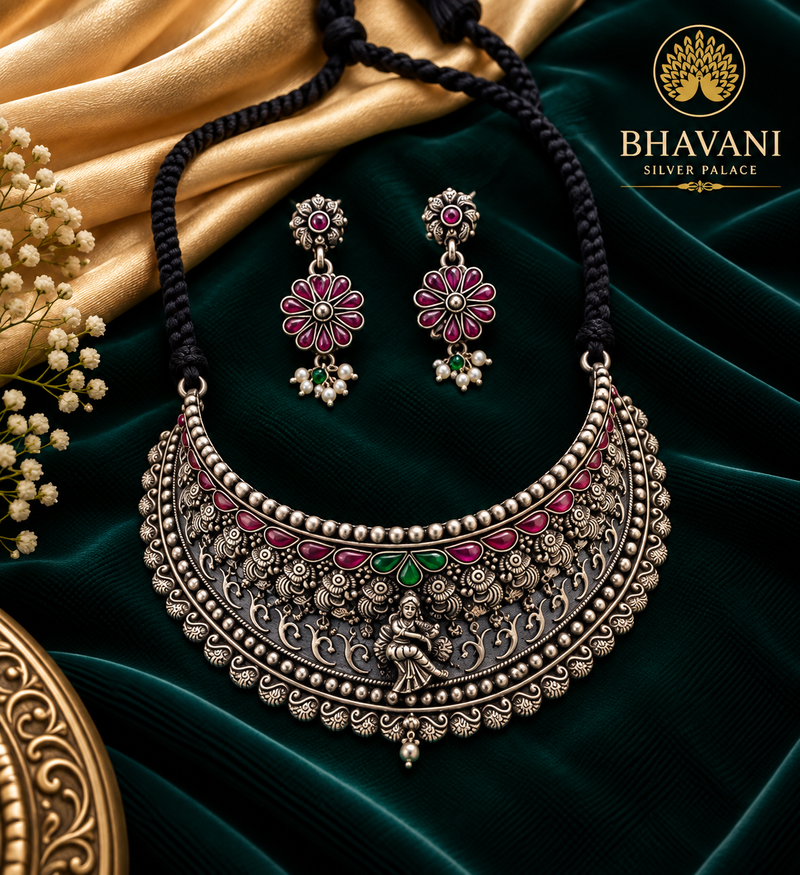 Yashvi Medallion Necklace